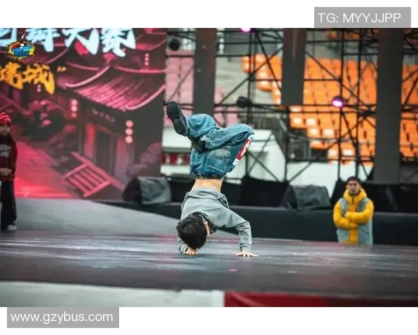 重庆街舞队在世界攀岩锦标赛中的拼搏历程与梦想追逐故事